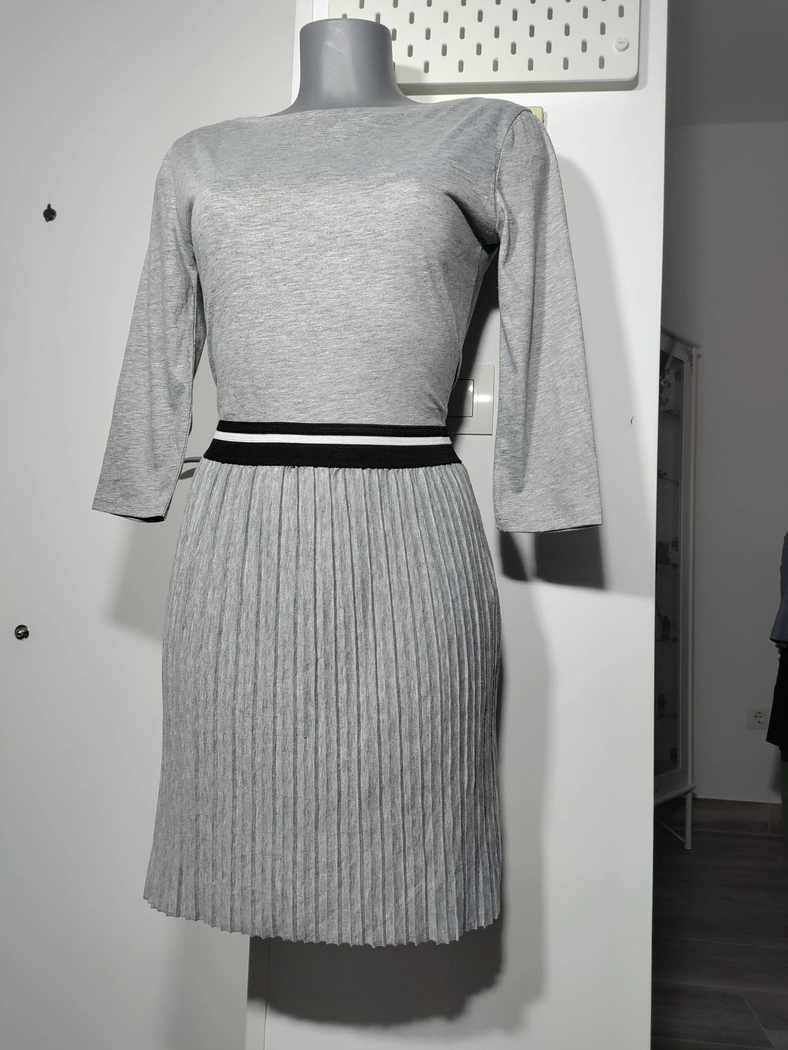 Vestido gris plisado cintura elástica negra – Green Coast – Talla 40 – photo 2